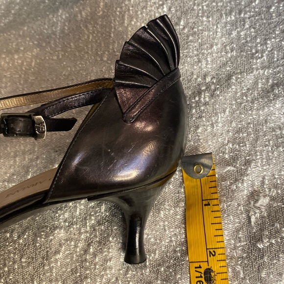 Giorgio Armani Leather Scalloped Accent 2" pumps w/logo charm size 40 - Picture 7 of 16